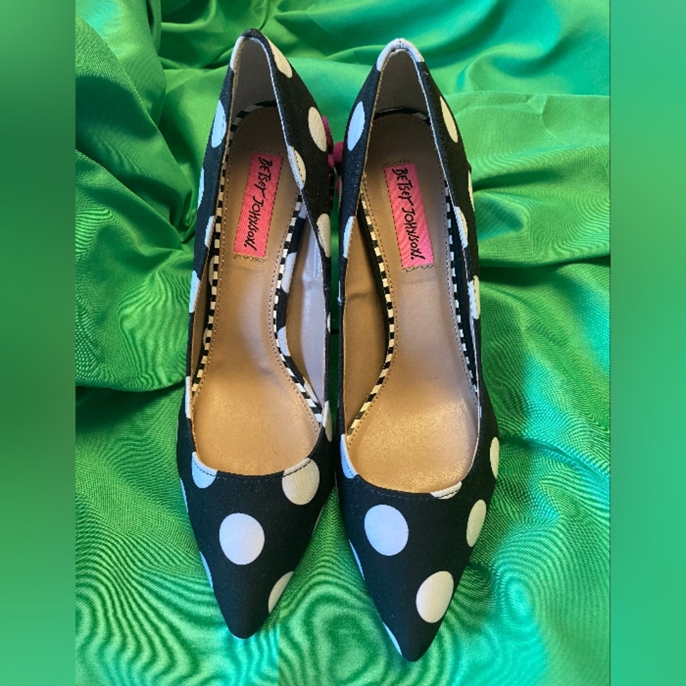 Betsy Johnson Black/White Harbur Ruffle Pumps - Picture 3 of 5